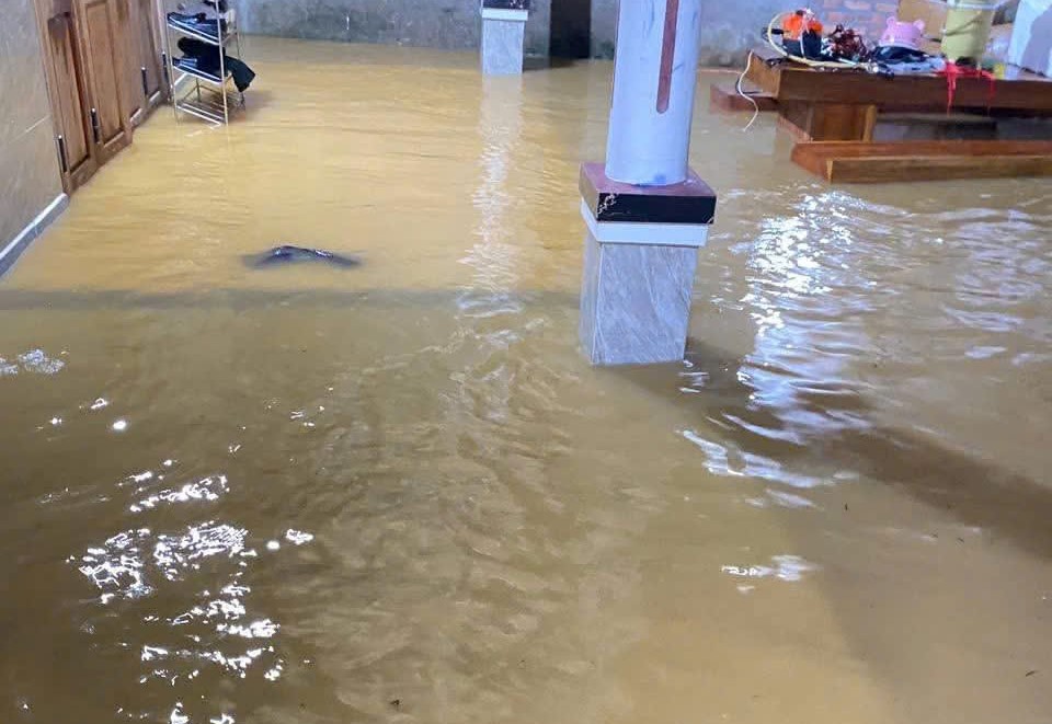 Huế: Mưa lớn kết hợp thủy điện xả lũ, nước lũ lên nhanh khiến giao thông bị chia cắt- Ảnh 7. Huế: Mưa lớn kết hợp thủy điện xả lũ, nước lũ lên nhanh khiến giao thông bị chia cắt- Ảnh 7.