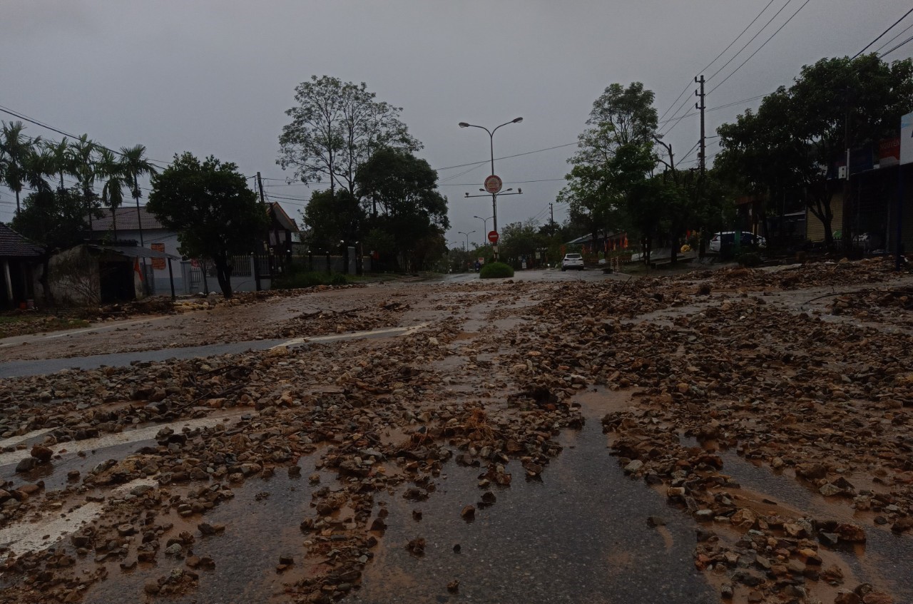 Huế: Mưa lớn kết hợp thủy điện xả lũ, nước lũ lên nhanh khiến giao thông bị chia cắt- Ảnh 3. Huế: Mưa lớn kết hợp thủy điện xả lũ, nước lũ lên nhanh khiến giao thông bị chia cắt- Ảnh 3.