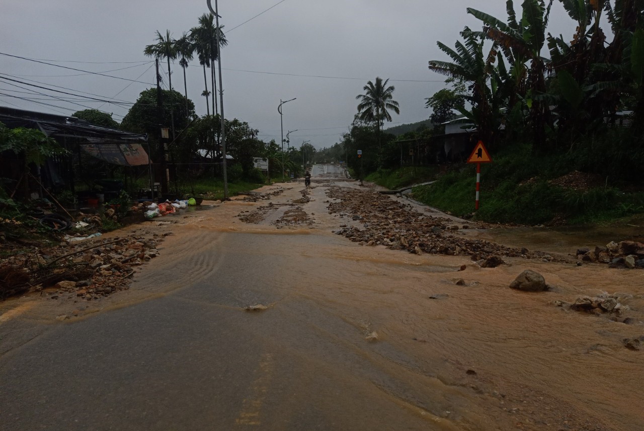 Huế: Mưa lớn kết hợp thủy điện xả lũ, nước lũ lên nhanh khiến giao thông bị chia cắt- Ảnh 4. Huế: Mưa lớn kết hợp thủy điện xả lũ, nước lũ lên nhanh khiến giao thông bị chia cắt- Ảnh 4.