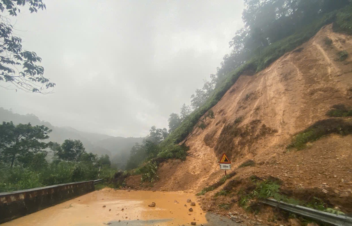 Huế: Mưa lớn kết hợp thủy điện xả lũ, nước lũ lên nhanh khiến giao thông bị chia cắt- Ảnh 2. Huế: Mưa lớn kết hợp thủy điện xả lũ, nước lũ lên nhanh khiến giao thông bị chia cắt- Ảnh 2.