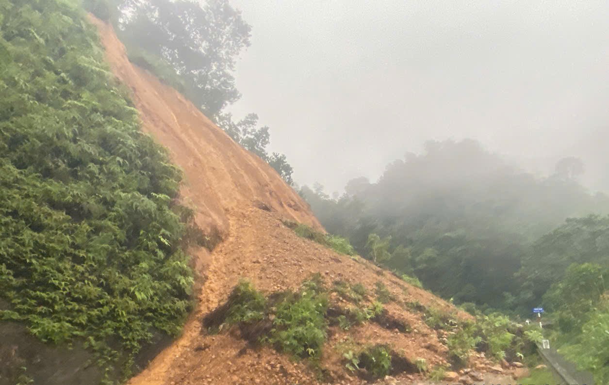 Huế: Mưa lớn kết hợp thủy điện xả lũ, nước lũ lên nhanh khiến giao thông bị chia cắt- Ảnh 1. Huế: Mưa lớn kết hợp thủy điện xả lũ, nước lũ lên nhanh khiến giao thông bị chia cắt- Ảnh 1.