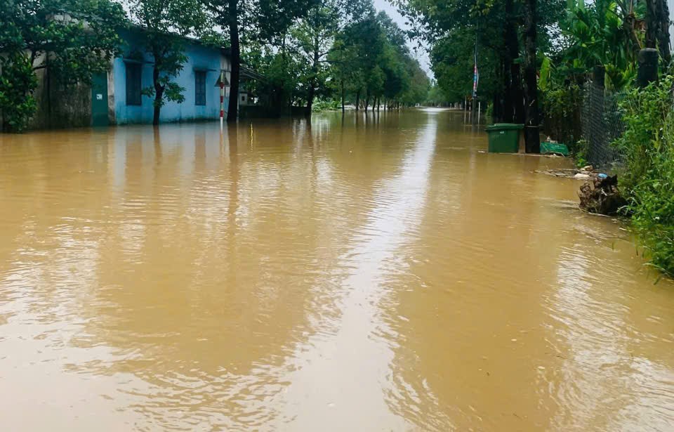 Huế: Mưa lớn kết hợp thủy điện xả lũ, nước lũ lên nhanh khiến giao thông bị chia cắt- Ảnh 8. Huế: Mưa lớn kết hợp thủy điện xả lũ, nước lũ lên nhanh khiến giao thông bị chia cắt- Ảnh 8.