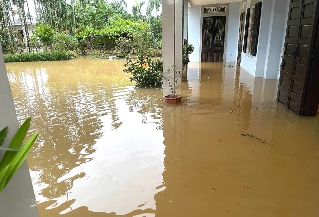 Huế: Mưa lớn kết hợp thủy điện xả lũ, nước lũ lên nhanh khiến giao thông bị chia cắt- Ảnh 9. Huế: Mưa lớn kết hợp thủy điện xả lũ, nước lũ lên nhanh khiến giao thông bị chia cắt- Ảnh 9.