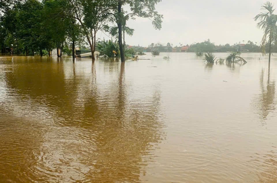 Huế: Mưa lớn kết hợp thủy điện xả lũ, nước lũ lên nhanh khiến giao thông bị chia cắt- Ảnh 5. Huế: Mưa lớn kết hợp thủy điện xả lũ, nước lũ lên nhanh khiến giao thông bị chia cắt- Ảnh 5.