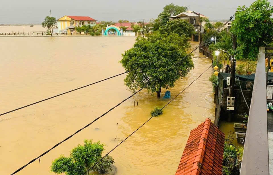 Huế: Mưa lớn kết hợp thủy điện xả lũ, nước lũ lên nhanh khiến giao thông bị chia cắt- Ảnh 6. Huế: Mưa lớn kết hợp thủy điện xả lũ, nước lũ lên nhanh khiến giao thông bị chia cắt- Ảnh 6.