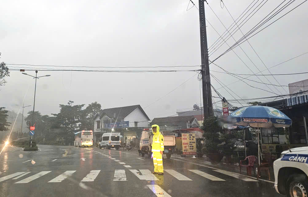 Hiện trường xe khách bị vùi lấp, 6 người tử vong, 19 người bị thương trên đèo Khánh Lê- Ảnh 9. Hiện trường xe khách bị vùi lấp, 6 người tử vong, 19 người bị thương trên đèo Khánh Lê- Ảnh 9.