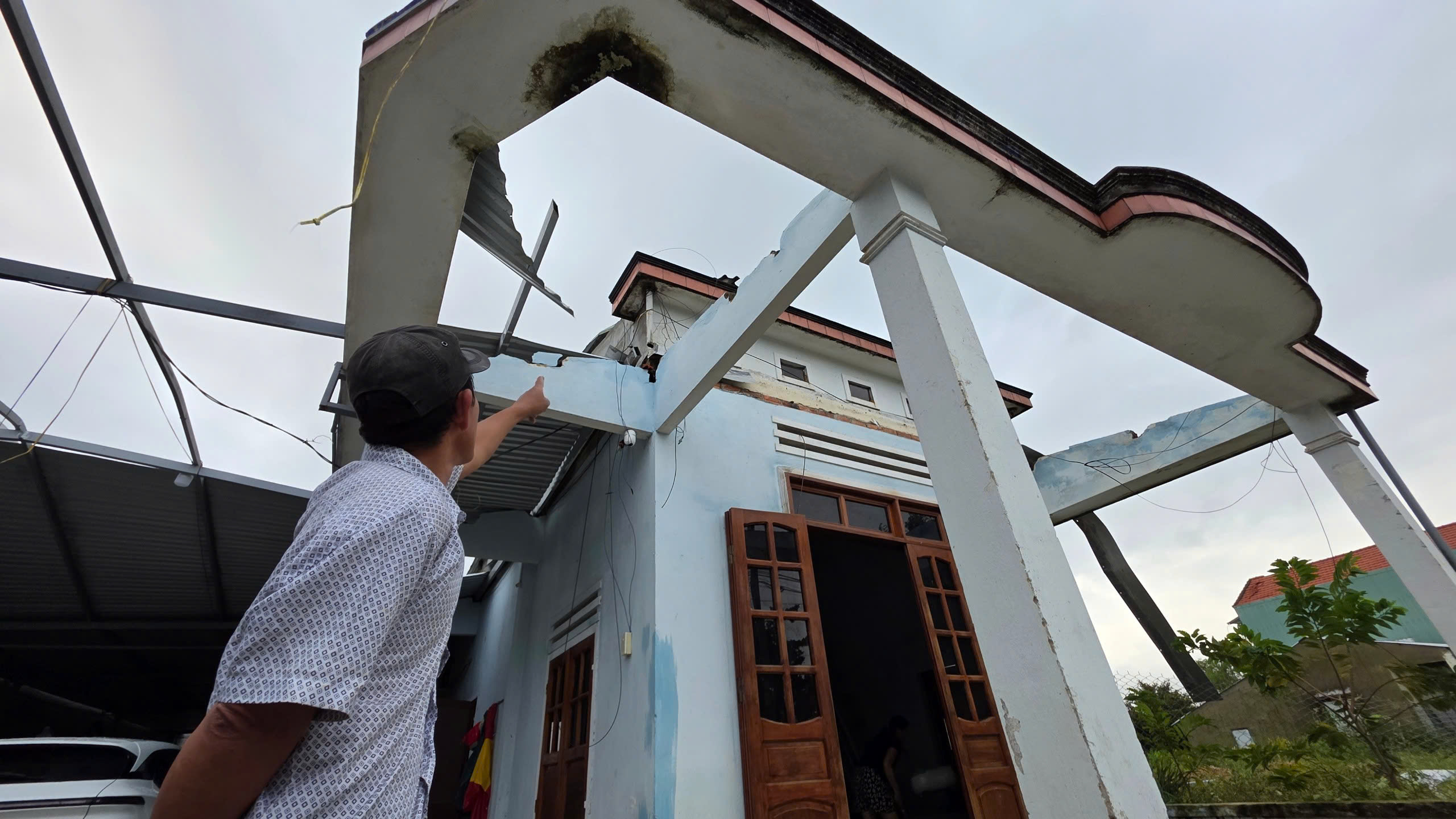 Lốc xoáy ở Đà Nẵng, 4 người bị thương, hơn 30 ngôi nhà tốc mái- Ảnh 1. Lốc xoáy ở Đà Nẵng, 4 người bị thương, hơn 30 ngôi nhà tốc mái- Ảnh 1.