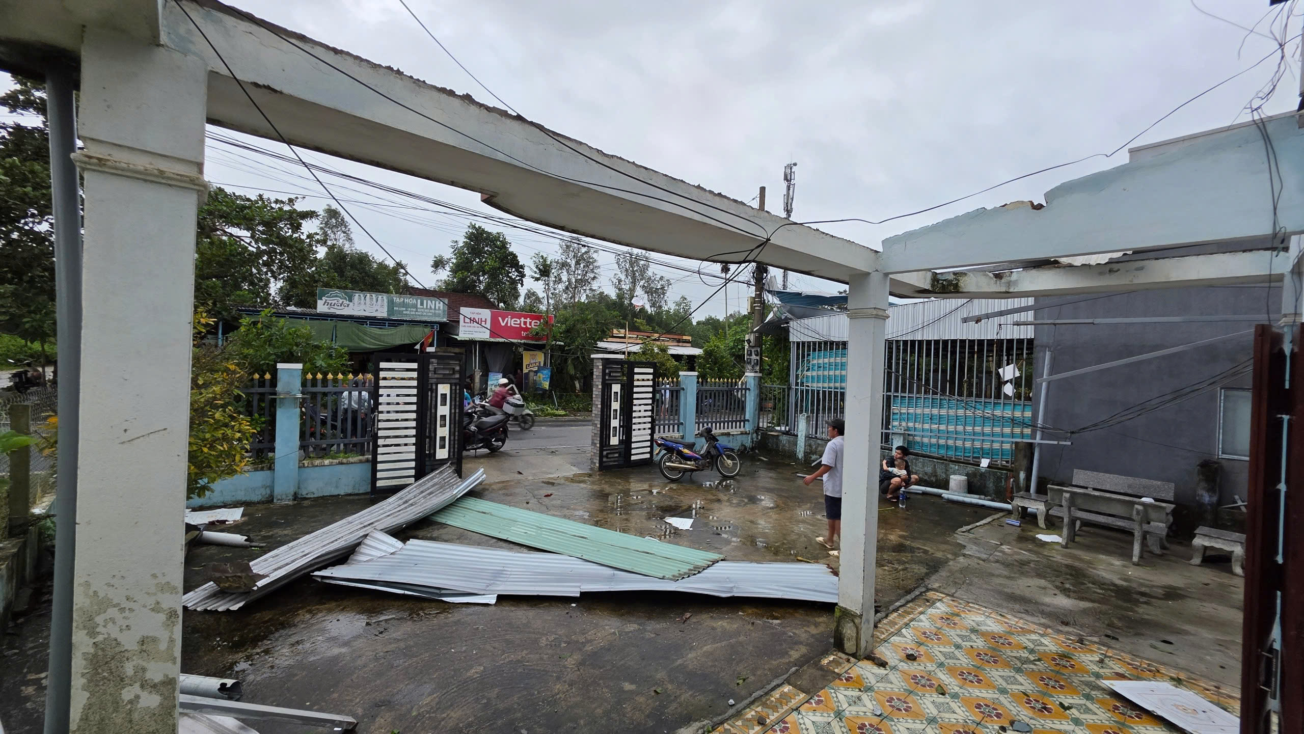 Lốc xoáy ở Đà Nẵng, 4 người bị thương, hơn 30 ngôi nhà tốc mái- Ảnh 2. Lốc xoáy ở Đà Nẵng, 4 người bị thương, hơn 30 ngôi nhà tốc mái- Ảnh 2.