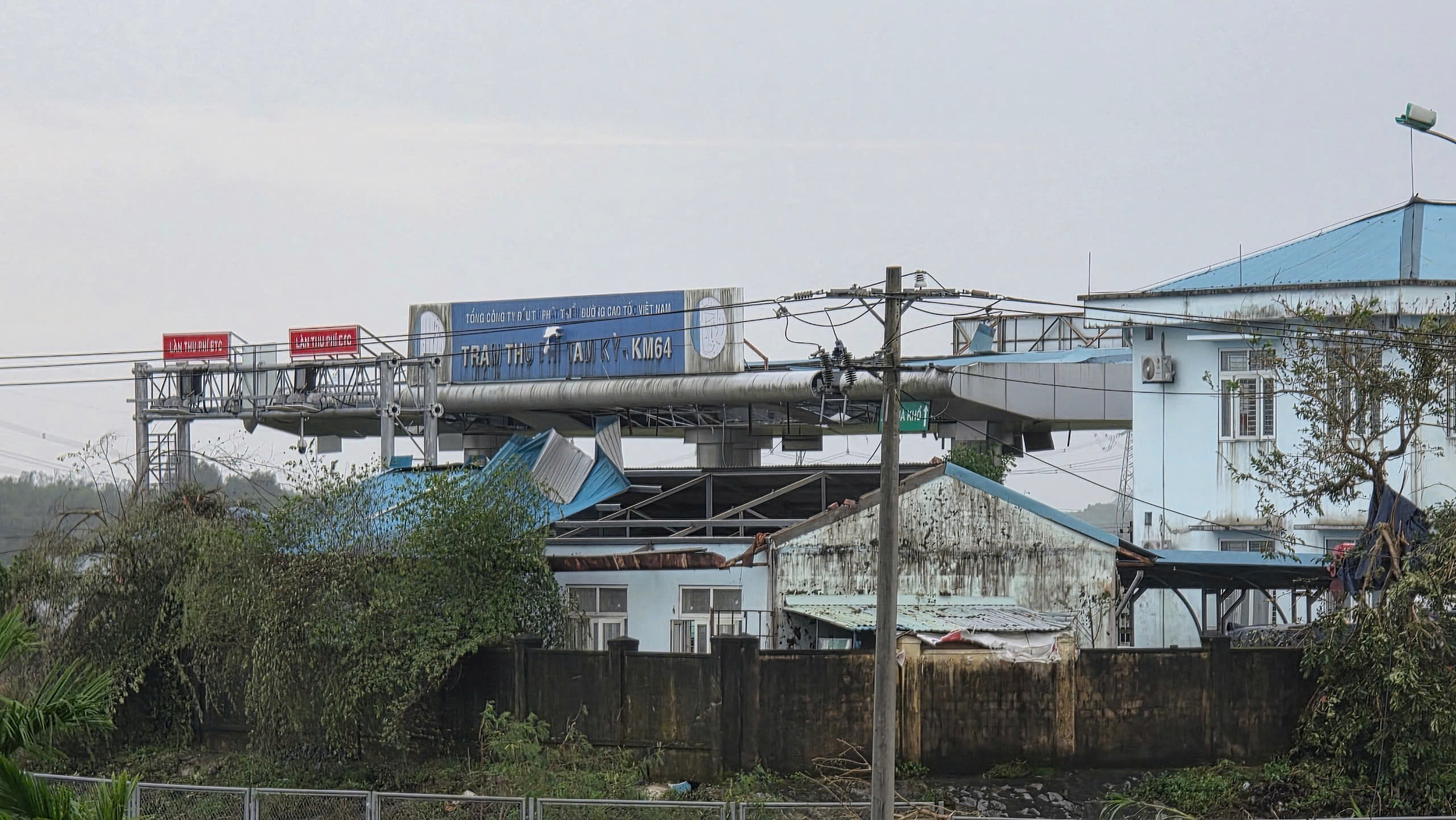 Lốc xoáy ở Đà Nẵng, 4 người bị thương, hơn 30 ngôi nhà tốc mái- Ảnh 3. Lốc xoáy ở Đà Nẵng, 4 người bị thương, hơn 30 ngôi nhà tốc mái- Ảnh 3.