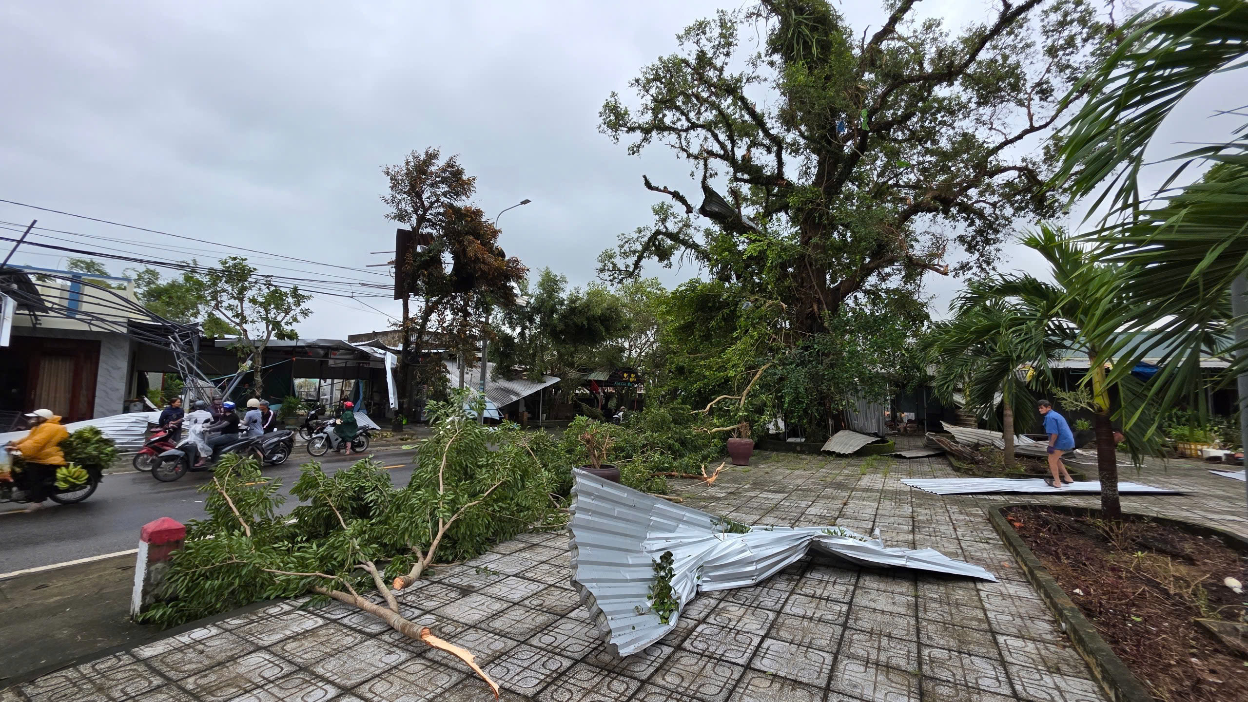 Lốc xoáy ở Đà Nẵng, 4 người bị thương, hơn 30 ngôi nhà tốc mái- Ảnh 4. Lốc xoáy ở Đà Nẵng, 4 người bị thương, hơn 30 ngôi nhà tốc mái- Ảnh 4.