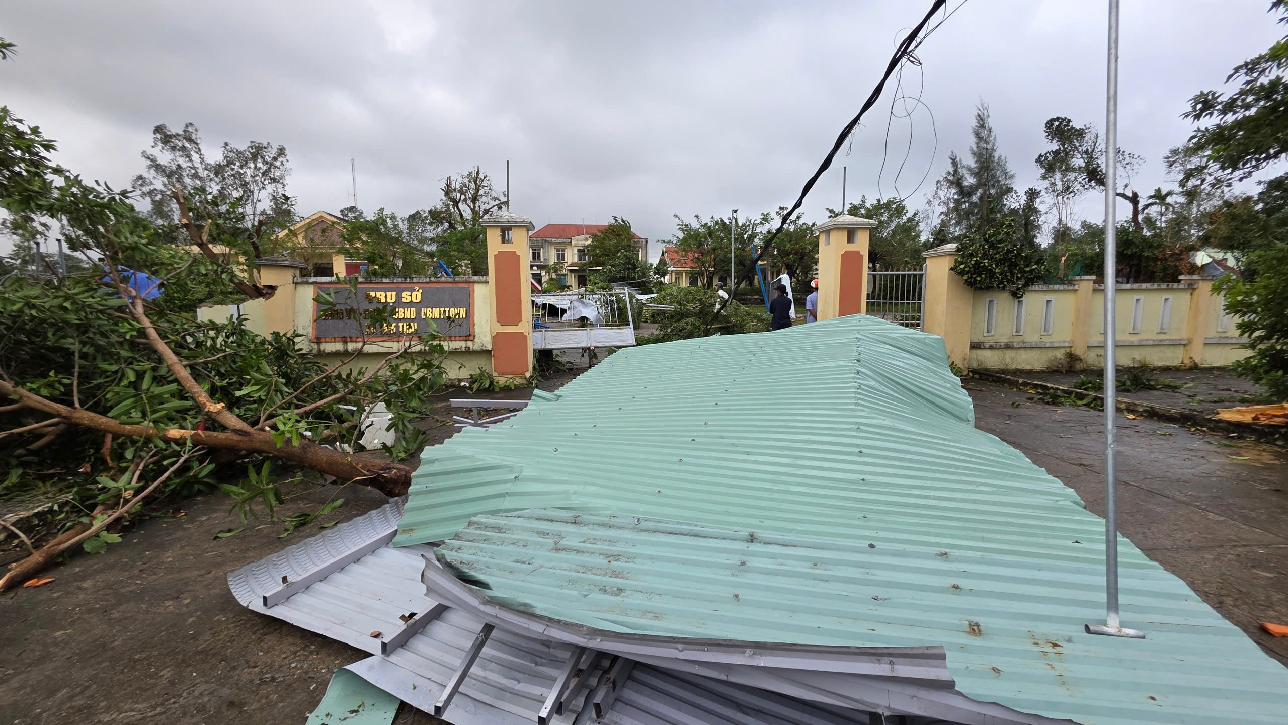 Lốc xoáy ở Đà Nẵng, 4 người bị thương, hơn 30 ngôi nhà tốc mái- Ảnh 5. Lốc xoáy ở Đà Nẵng, 4 người bị thương, hơn 30 ngôi nhà tốc mái- Ảnh 5.