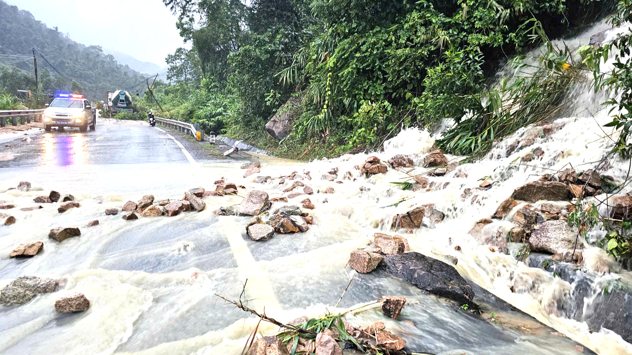 Hiện trường xe khách bị vùi lấp, 6 người tử vong, 19 người bị thương trên đèo Khánh Lê- Ảnh 6. Hiện trường xe khách bị vùi lấp, 6 người tử vong, 19 người bị thương trên đèo Khánh Lê- Ảnh 6.