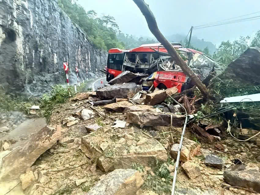 Thủ tướng yêu cầu khẩn trương khắc phục hậu quả sạt lở đất tại đèo Khánh Lê- Ảnh 1. Thủ tướng yêu cầu khẩn trương khắc phục hậu quả sạt lở đất tại đèo Khánh Lê- Ảnh 1.