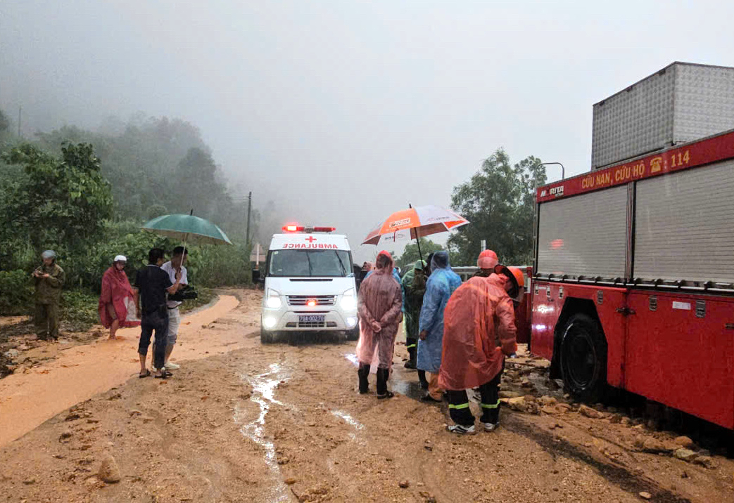 Hiện trường xe khách bị vùi lấp, 6 người tử vong, 19 người bị thương trên đèo Khánh Lê- Ảnh 8. Hiện trường xe khách bị vùi lấp, 6 người tử vong, 19 người bị thương trên đèo Khánh Lê- Ảnh 8.