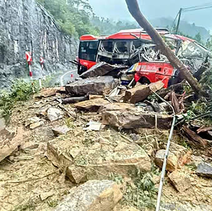Tài xế bàng hoàng giây phút sạt lở vùi lấp xe khách: Đất đá đổ như thác, không kịp trở tay- Ảnh 2. Tài xế bàng hoàng giây phút sạt lở vùi lấp xe khách: Đất đá đổ như thác, không kịp trở tay- Ảnh 2.
