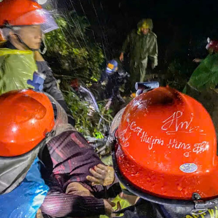 Tài xế bàng hoàng giây phút sạt lở vùi lấp xe khách: Đất đá đổ như thác, không kịp trở tay- Ảnh 1. Tài xế bàng hoàng giây phút sạt lở vùi lấp xe khách: Đất đá đổ như thác, không kịp trở tay- Ảnh 1.