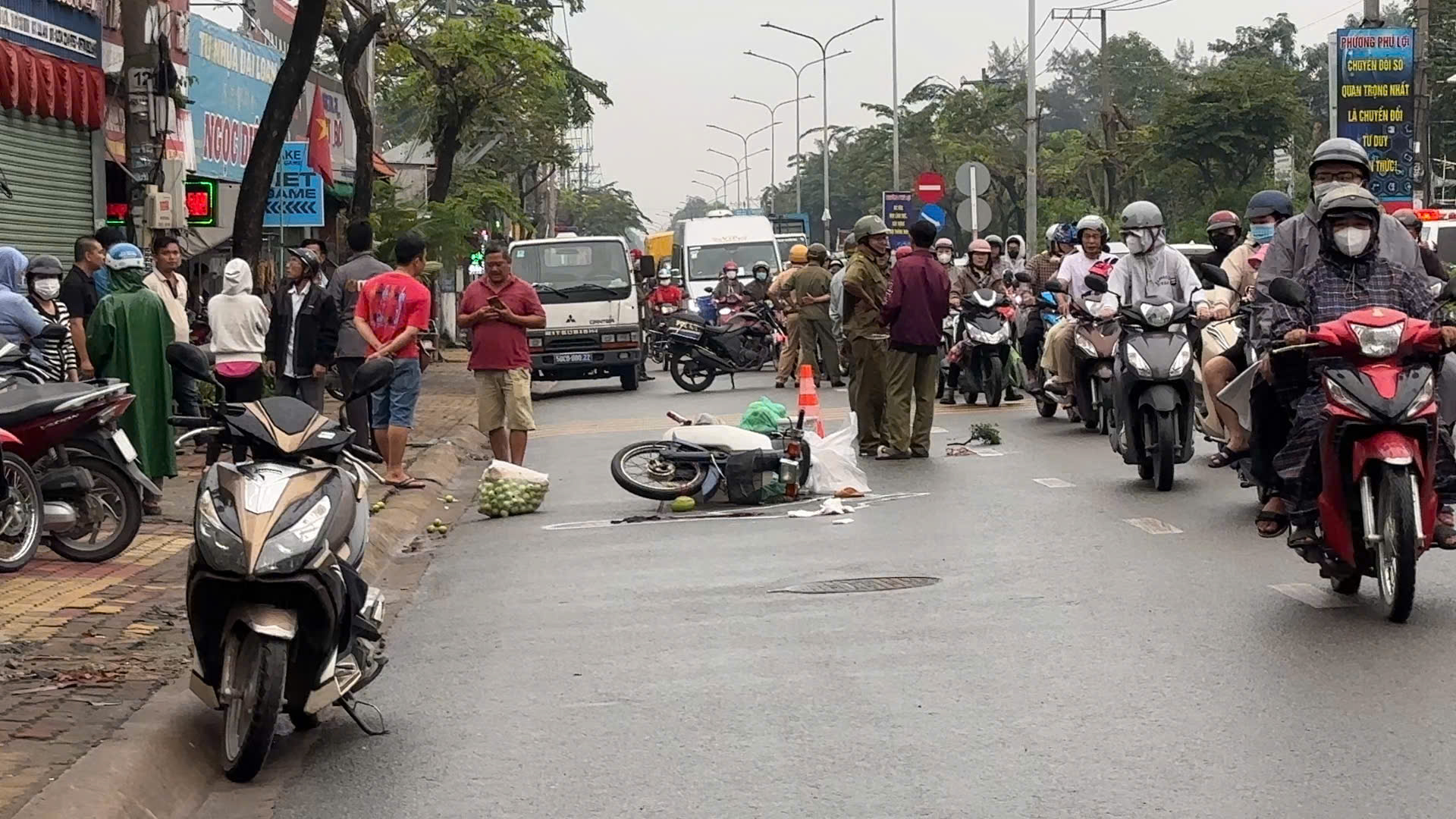 Người phụ nữ buôn trái cây tử vong thương tâm trên đường đi mua hàng - Ảnh 1. Người phụ nữ buôn trái cây tử vong thương tâm trên đường đi mua hàng - Ảnh 1.