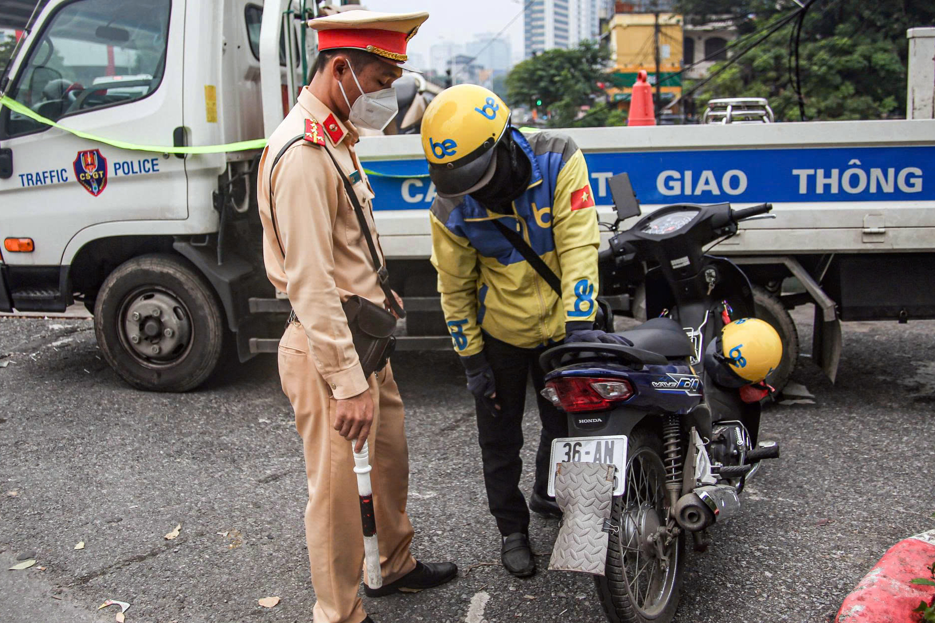 CSGT Hà Nội xử phạt hơn 400 tài xế che biển số, dùng điện thoại khi lái xe- Ảnh 1. CSGT Hà Nội xử phạt hơn 400 tài xế che biển số, dùng điện thoại khi lái xe- Ảnh 1.