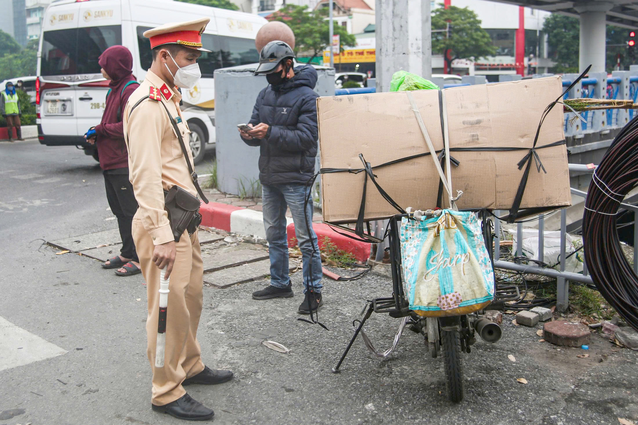 CSGT Hà Nội xử phạt hơn 400 tài xế che biển số, dùng điện thoại khi lái xe- Ảnh 4. CSGT Hà Nội xử phạt hơn 400 tài xế che biển số, dùng điện thoại khi lái xe- Ảnh 4.
