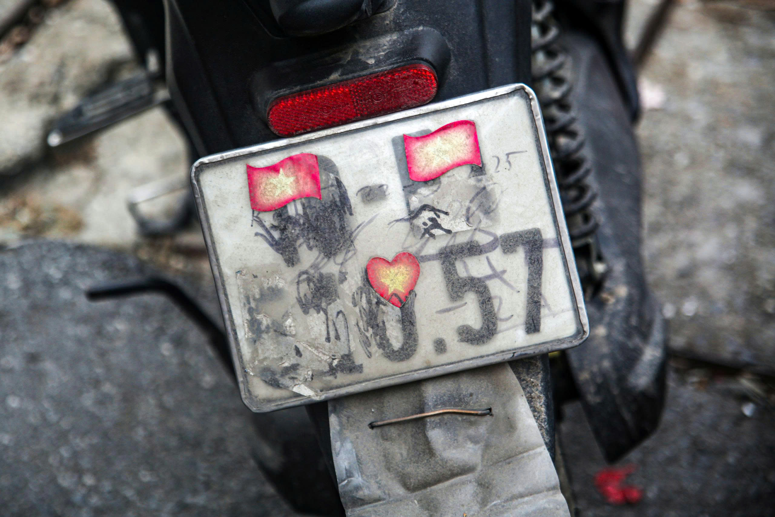 CSGT Hà Nội xử phạt hơn 400 tài xế che biển số, dùng điện thoại khi lái xe- Ảnh 5. CSGT Hà Nội xử phạt hơn 400 tài xế che biển số, dùng điện thoại khi lái xe- Ảnh 5.