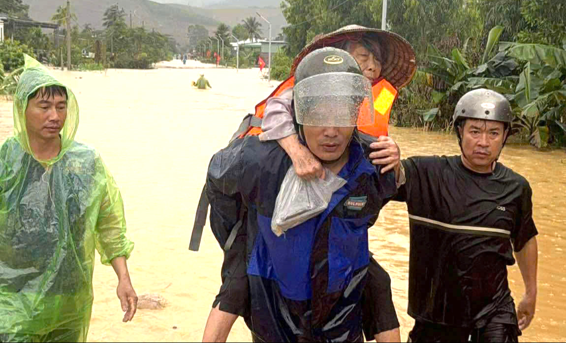 Mưa lớn khiến các tuyến quốc lộ, tỉnh lộ tại Đắk Lắk ngập sâu, giao thông chia cắt- Ảnh 3. Mưa lớn khiến các tuyến quốc lộ, tỉnh lộ tại Đắk Lắk ngập sâu, giao thông chia cắt- Ảnh 3.