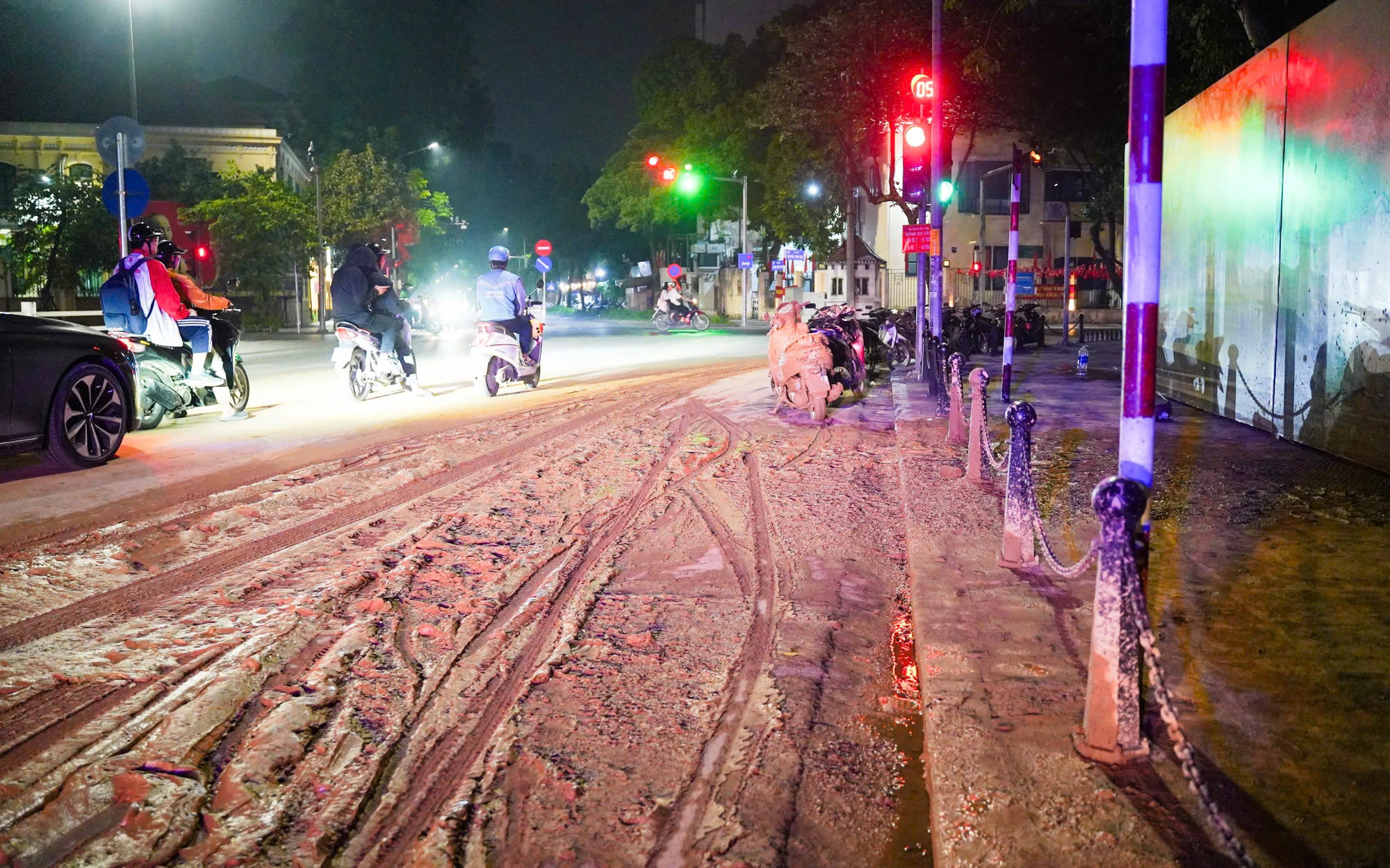 Truy tìm ô tô làm rơi bùn trên phố trung tâm Hà Nội làm nhiều người ngã- Ảnh 1. Truy tìm ô tô làm rơi bùn trên phố trung tâm Hà Nội làm nhiều người ngã- Ảnh 1.