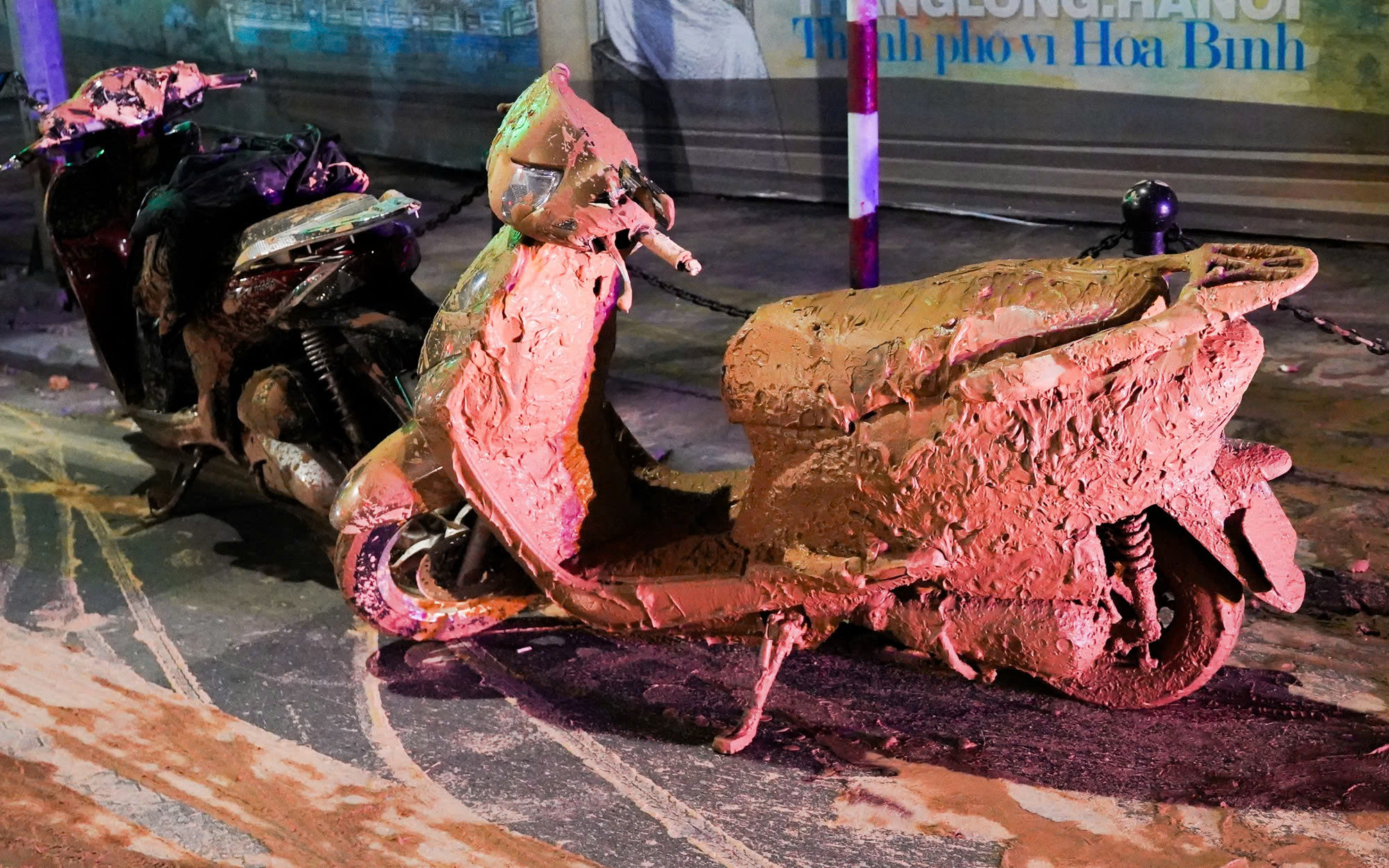 Truy tìm ô tô làm rơi bùn trên phố trung tâm Hà Nội làm nhiều người ngã- Ảnh 2. Truy tìm ô tô làm rơi bùn trên phố trung tâm Hà Nội làm nhiều người ngã- Ảnh 2.