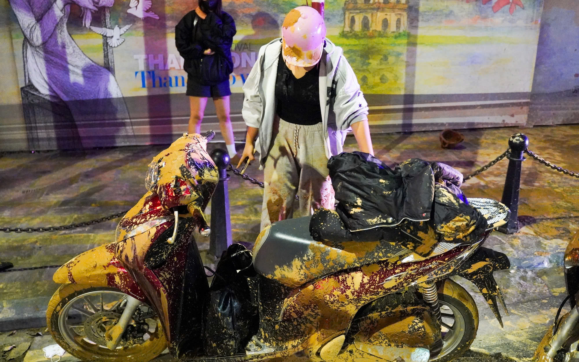 Truy tìm ô tô làm rơi bùn trên phố trung tâm Hà Nội làm nhiều người ngã- Ảnh 3. Truy tìm ô tô làm rơi bùn trên phố trung tâm Hà Nội làm nhiều người ngã- Ảnh 3.