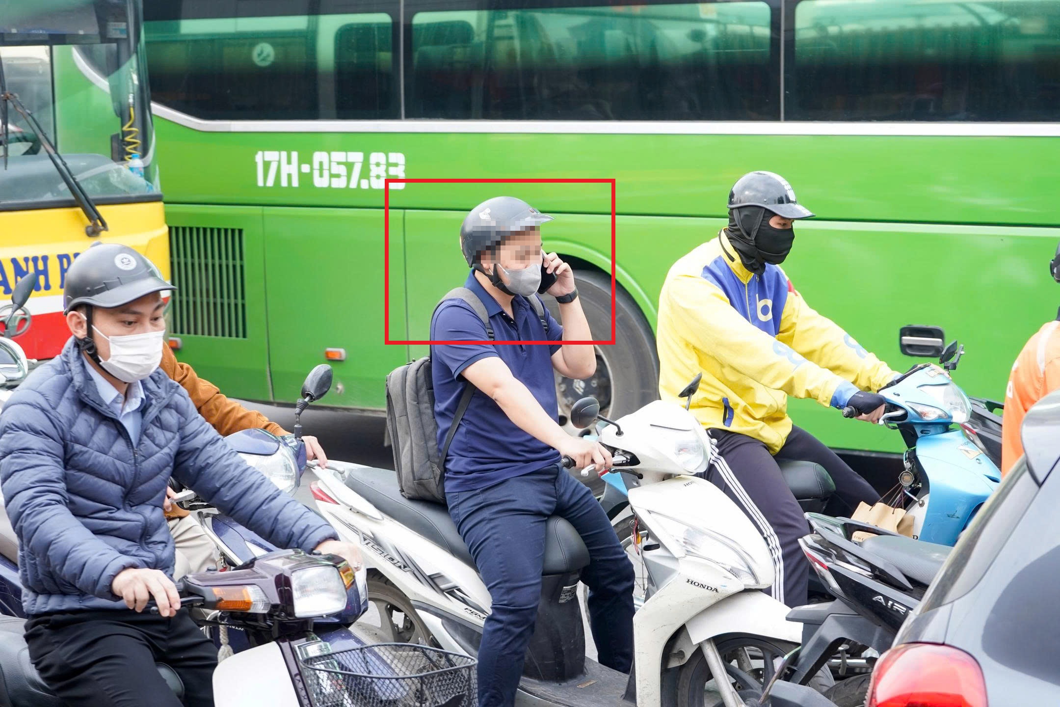 CSGT Hà Nội xử phạt hơn 400 tài xế che biển số, dùng điện thoại khi lái xe- Ảnh 2. CSGT Hà Nội xử phạt hơn 400 tài xế che biển số, dùng điện thoại khi lái xe- Ảnh 2.