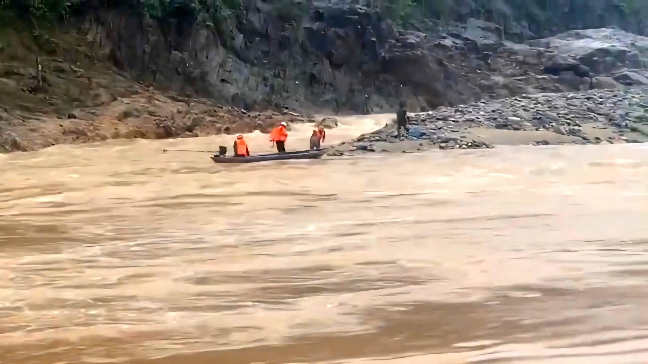 Giải cứu hai người dân kẹt giữa dòng lũ ở miền núi Đà Nẵng- Ảnh 1. Giải cứu hai người dân kẹt giữa dòng lũ ở miền núi Đà Nẵng- Ảnh 1.