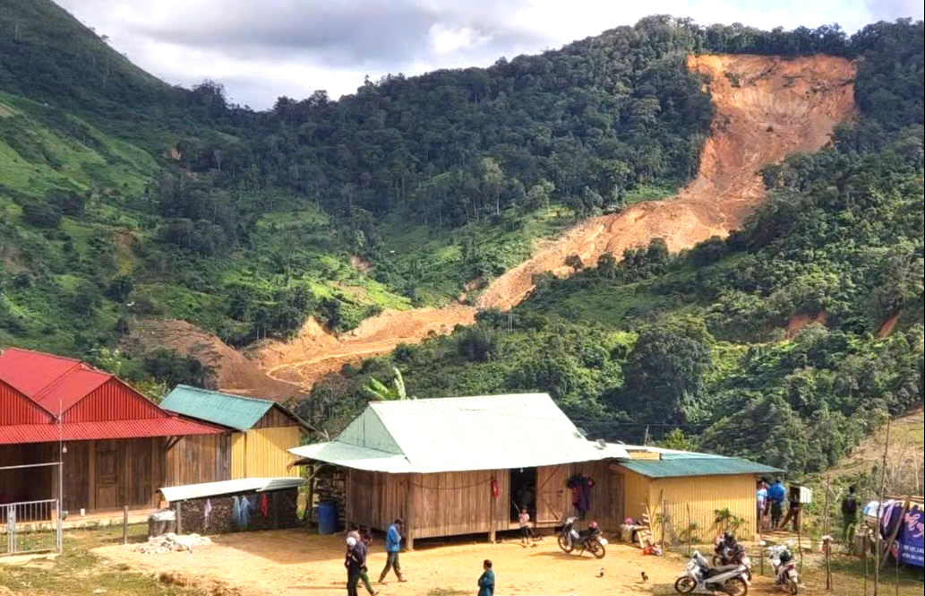 Đà Nẵng: Tiếp tục sơ tán hàng trăm hộ dân do có nhiều vết nứt mới trên các sườn núi- Ảnh 1. Đà Nẵng: Tiếp tục sơ tán hàng trăm hộ dân do có nhiều vết nứt mới trên các sườn núi- Ảnh 1.