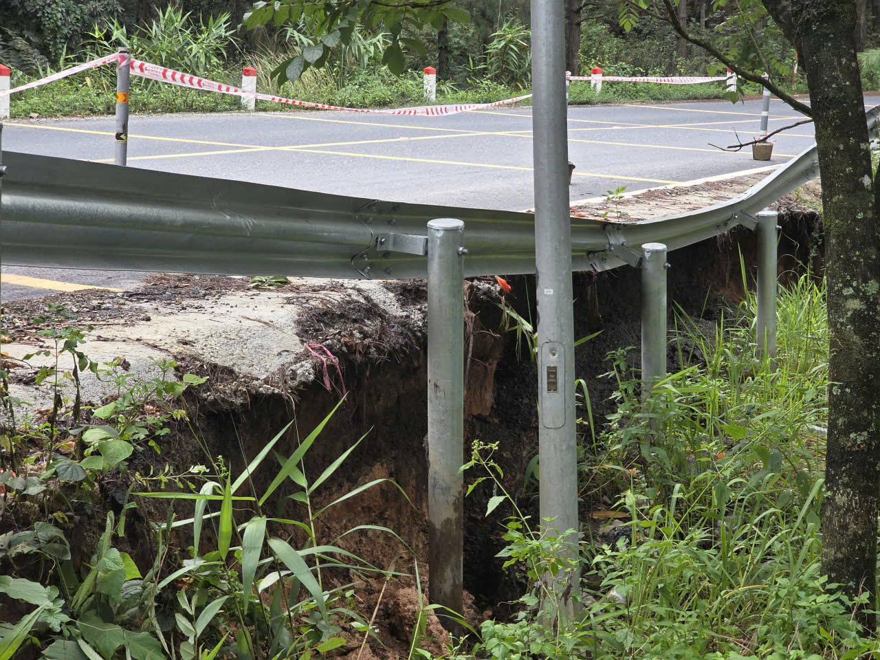 Lâm Đồng: Phân luồng giao thông đèo Mimosa do sạt lở, cấm xe tải từ 15 tấn- Ảnh 1.
