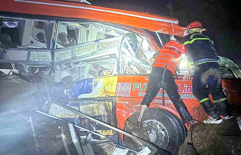 Vụ sạt lở làm 6 người tử vong tại chỗ, trong đó bốn nạn nhân đã được đưa về nhà xác Bệnh viện Đa khoa tỉnh Khánh Hòa, hai nạn nhân vẫn mắc kẹt trong xe. Ngoài ra, có 19 hành khách khác bị thương.