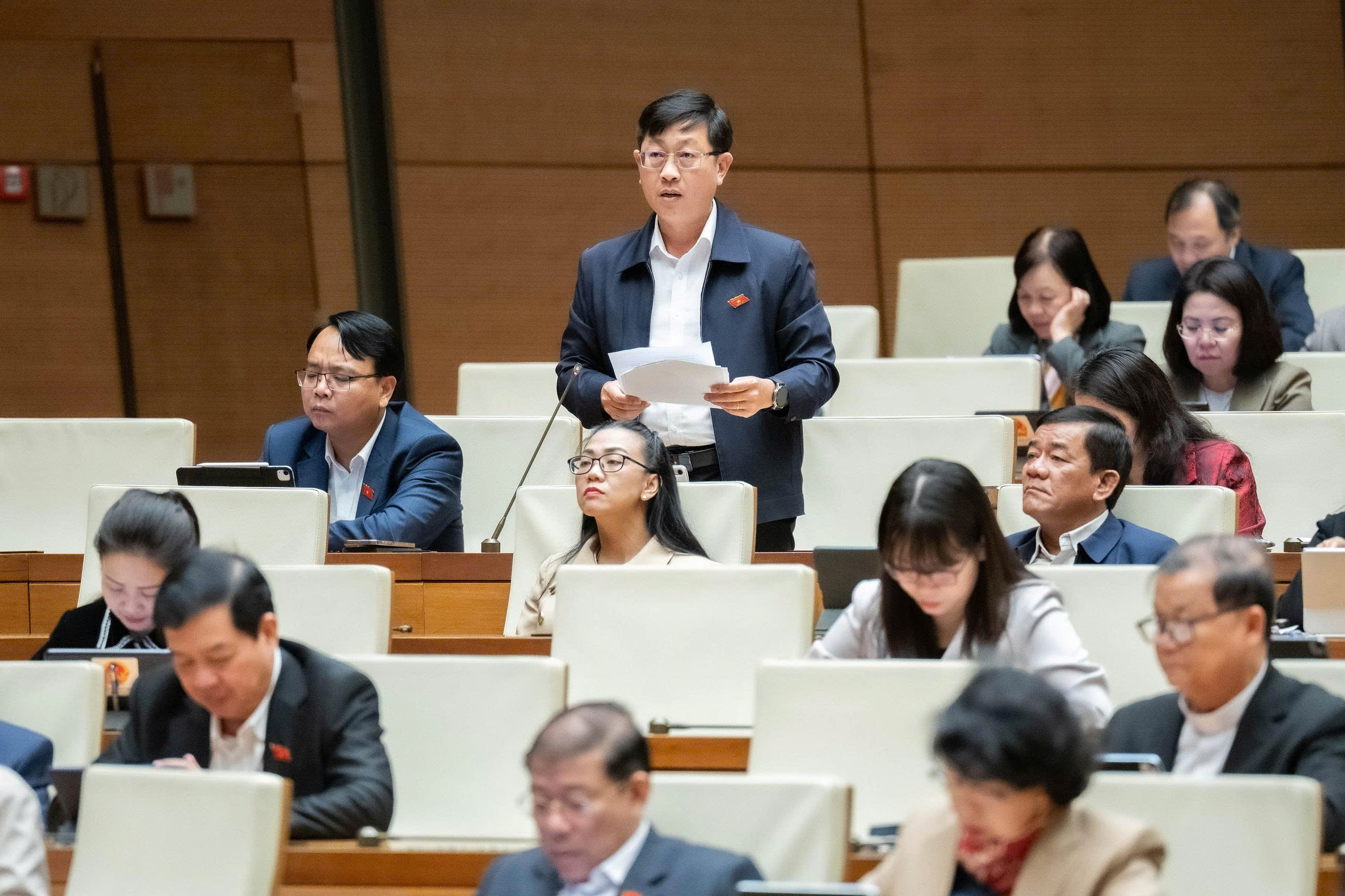 Đại biểu Quốc hội đề nghị cấm tuyệt đối hành vi ép mua bảo hiểm khi vay vốn ngân hàng- Ảnh 2.