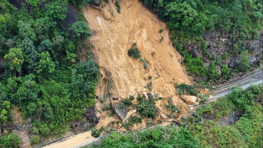 Lâm Đồng: Hai xe tải chở hoa mắc kẹt do sạt lở đèo Khánh Lê, tài xế cầu cứu- Ảnh 1. Lâm Đồng: Hai xe tải chở hoa mắc kẹt do sạt lở đèo Khánh Lê, tài xế cầu cứu- Ảnh 1.