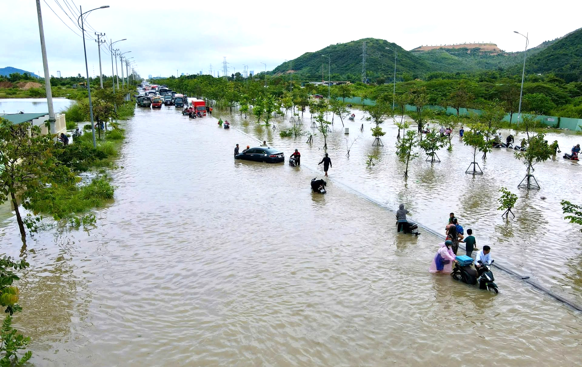 Tìm thấy thi thể nam thanh niên bị lũ cuốn ở Nha Trang- Ảnh 1. Tìm thấy thi thể nam thanh niên bị lũ cuốn ở Nha Trang- Ảnh 1.