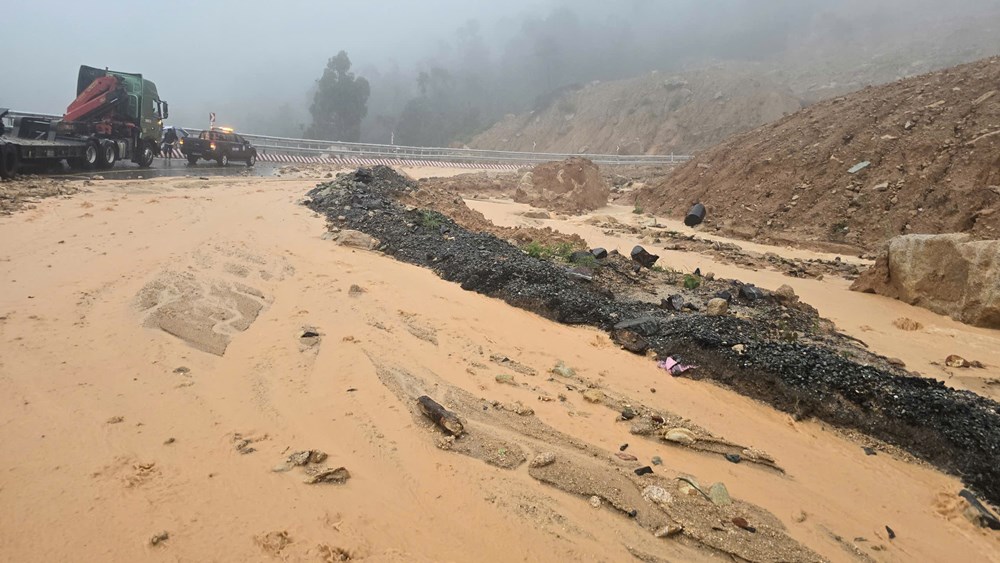 Tổng lực ứng phó mưa lũ: Bộ Xây dựng chỉ đạo khẩn, không để dân vào vùng nguy hiểm- Ảnh 5.