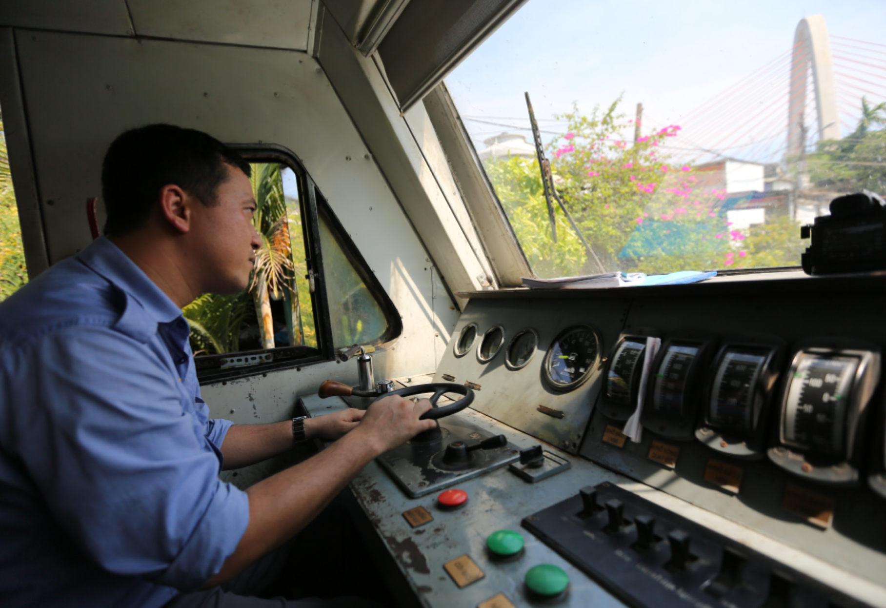 Bỏ giới hạn độ tuổi, gỡ khó cho đội ngũ lái tàu- Ảnh 1.