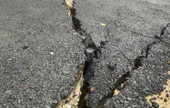 Quốc lộ 24 sạt lở, nền đường đứt gãy khiến giao thông tắc nghẽn- Ảnh 4.