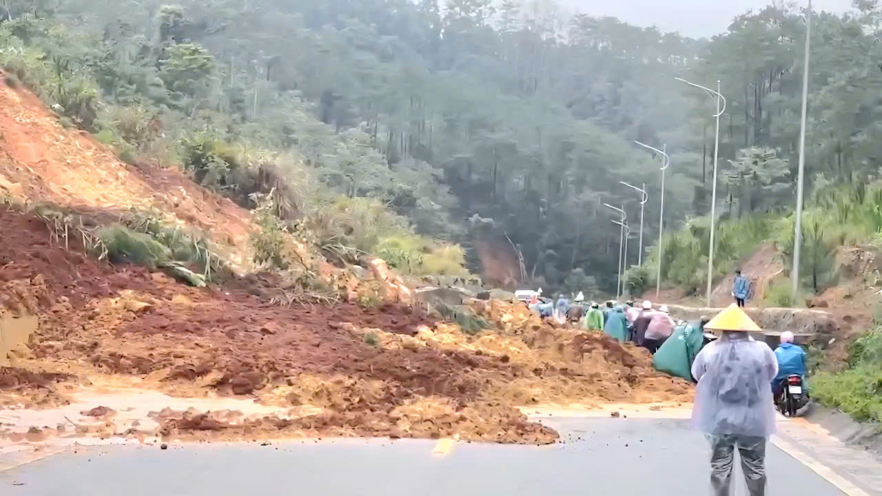 Quốc lộ 24 sạt lở, nền đường đứt gãy khiến giao thông tắc nghẽn- Ảnh 1.