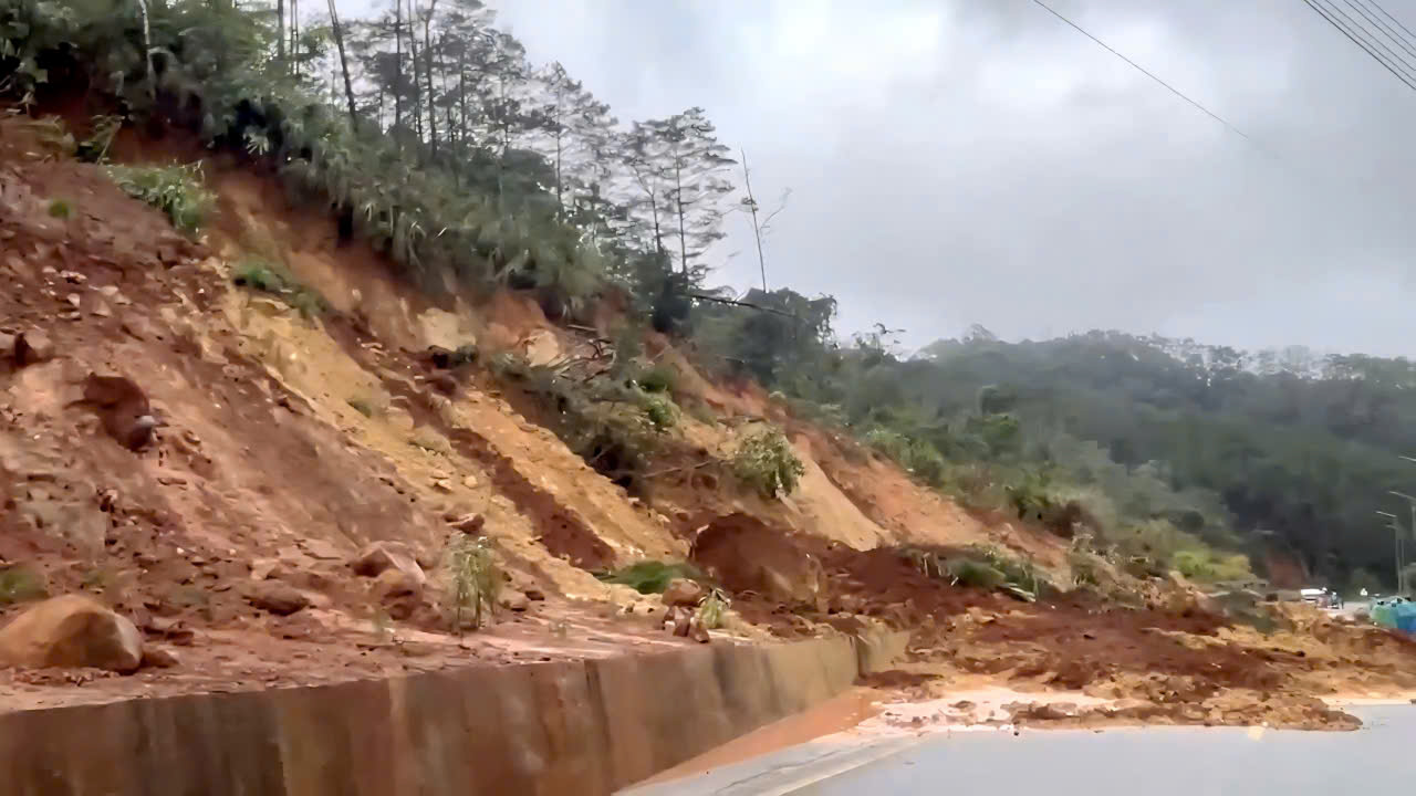 Quốc lộ 24 sạt lở, nền đường đứt gãy khiến giao thông tắc nghẽn- Ảnh 3.