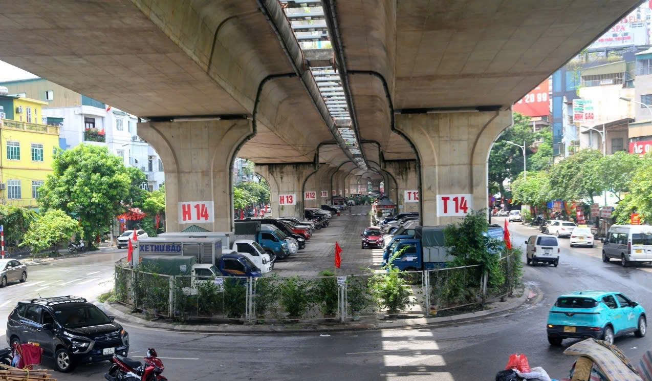 Tận dụng gầm cầu làm bãi giữ xe, lợi ích nhỏ, thiệt hại lớn- Ảnh 1. Tận dụng gầm cầu làm bãi giữ xe, lợi ích nhỏ, thiệt hại lớn- Ảnh 1.