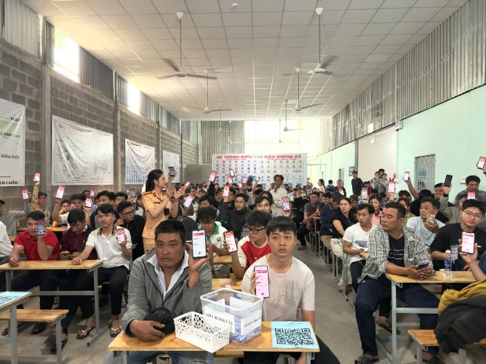 CSGT TP.HCM khuyến nghị người dân cài app VNeTraffic- Ảnh 2. CSGT TP.HCM khuyến nghị người dân cài app VNeTraffic- Ảnh 2.