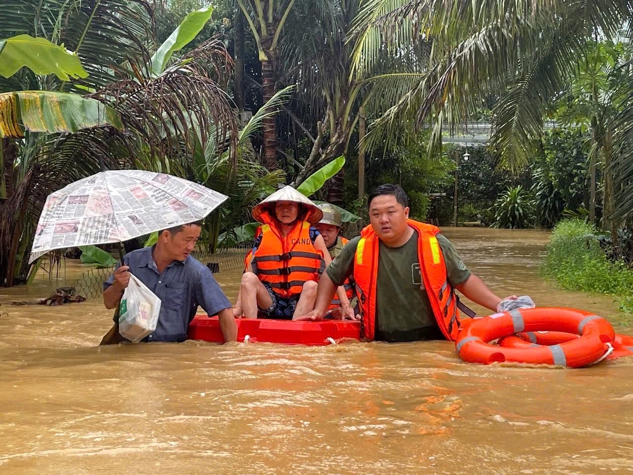 Khánh Hoà: Tình quân - dân khăng khít trong những ngày hoạn nạn vì lũ dữ- Ảnh 1.