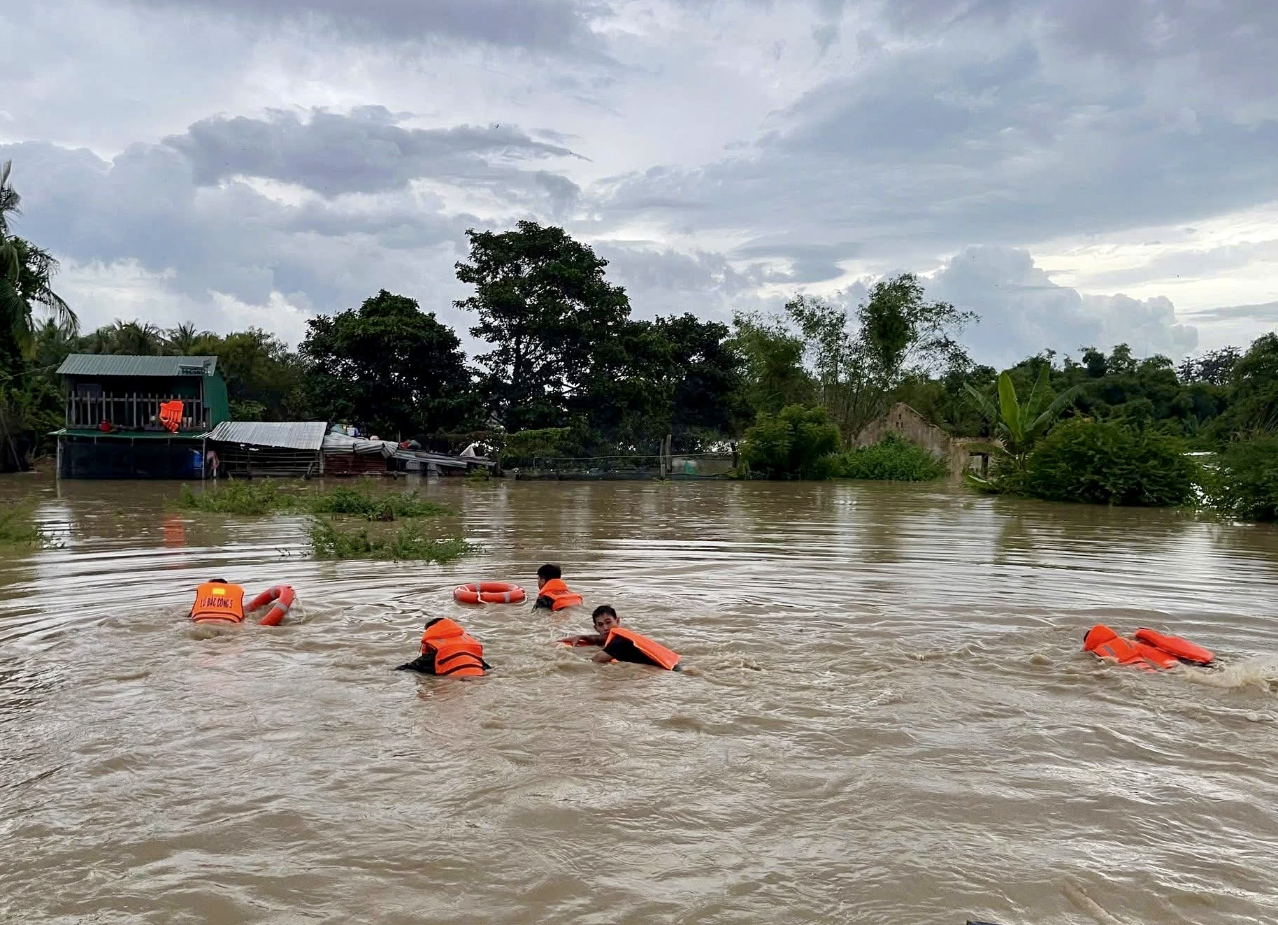 Khánh Hoà: Tình quân - dân khăng khít trong những ngày hoạn nạn vì lũ dữ- Ảnh 3.