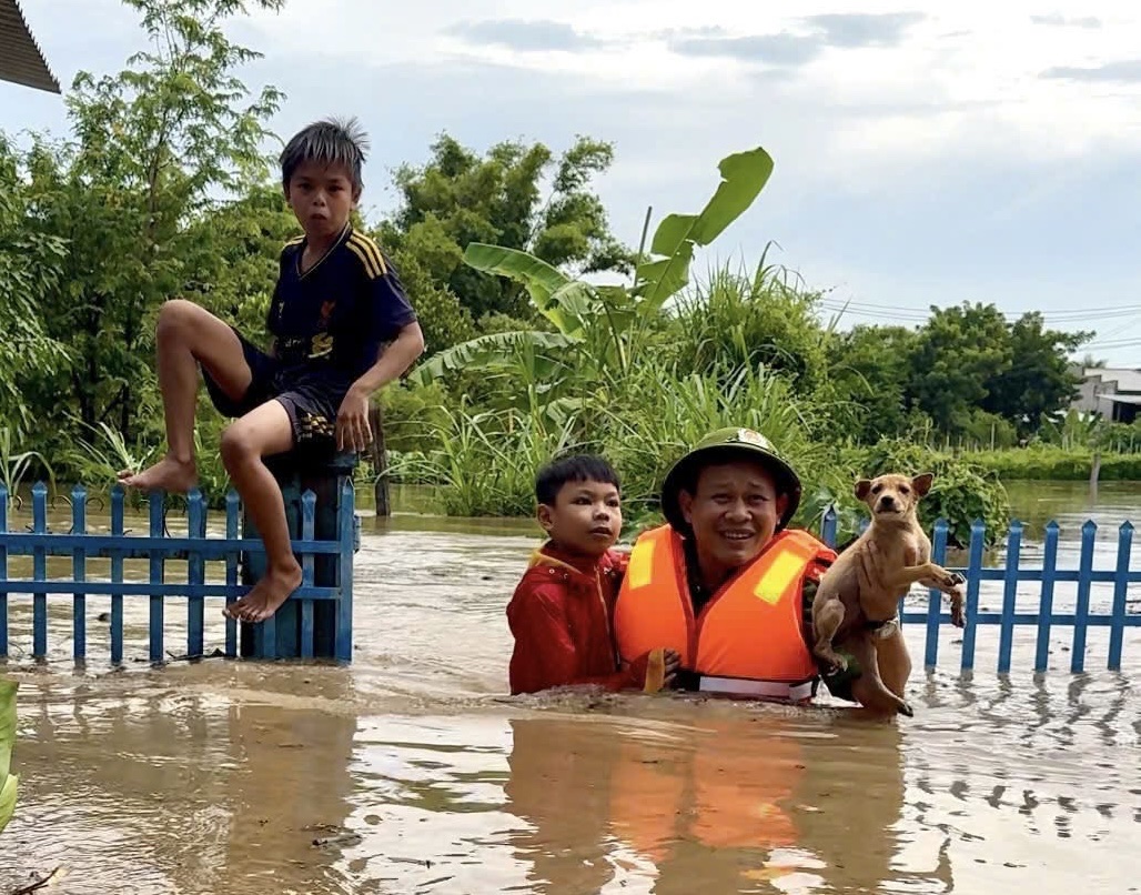 Khánh Hoà: Tình quân - dân khăng khít trong những ngày hoạn nạn vì lũ dữ- Ảnh 4.