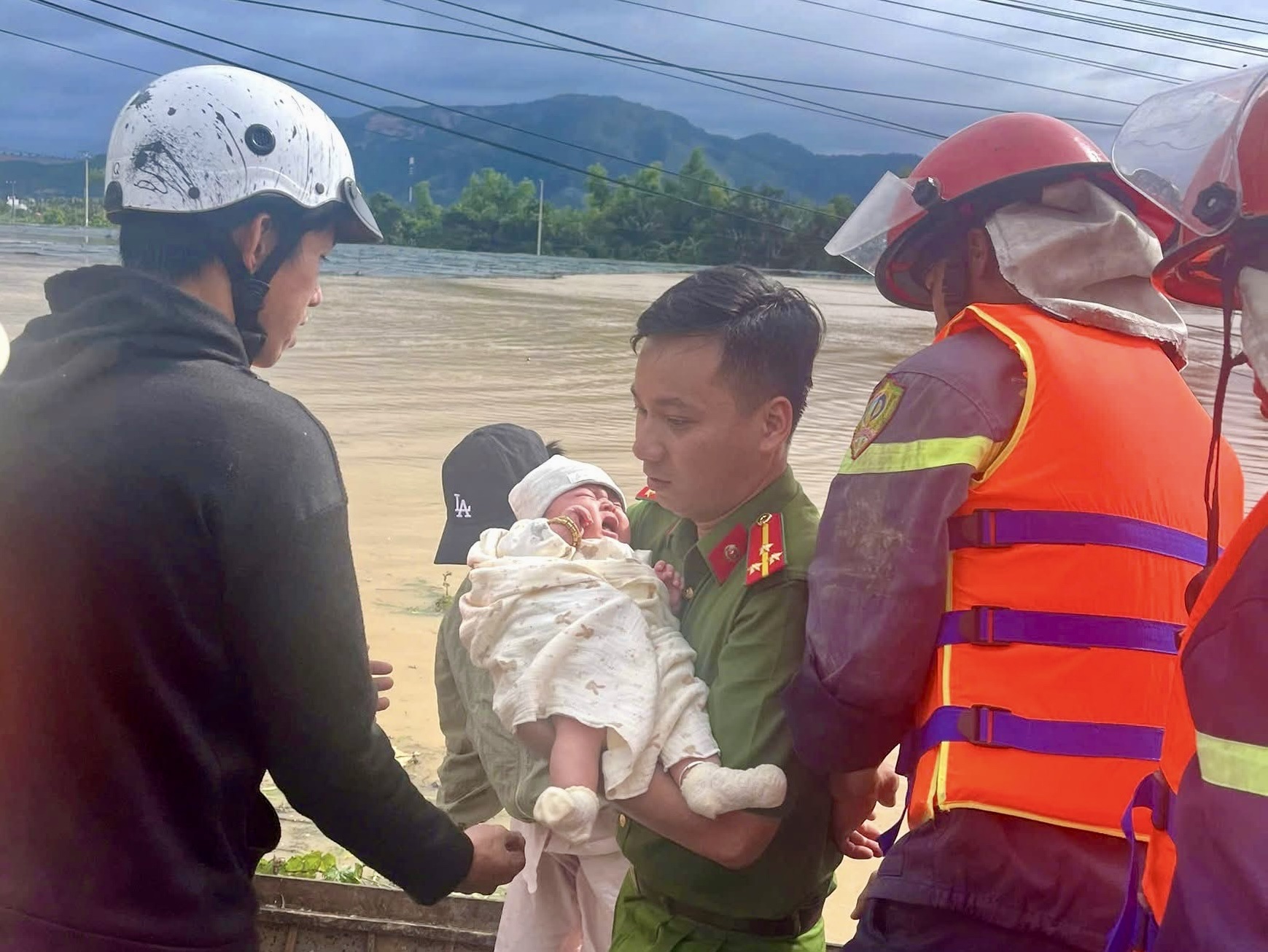 Khánh Hoà: Tình quân - dân khăng khít trong những ngày hoạn nạn vì lũ dữ- Ảnh 5.