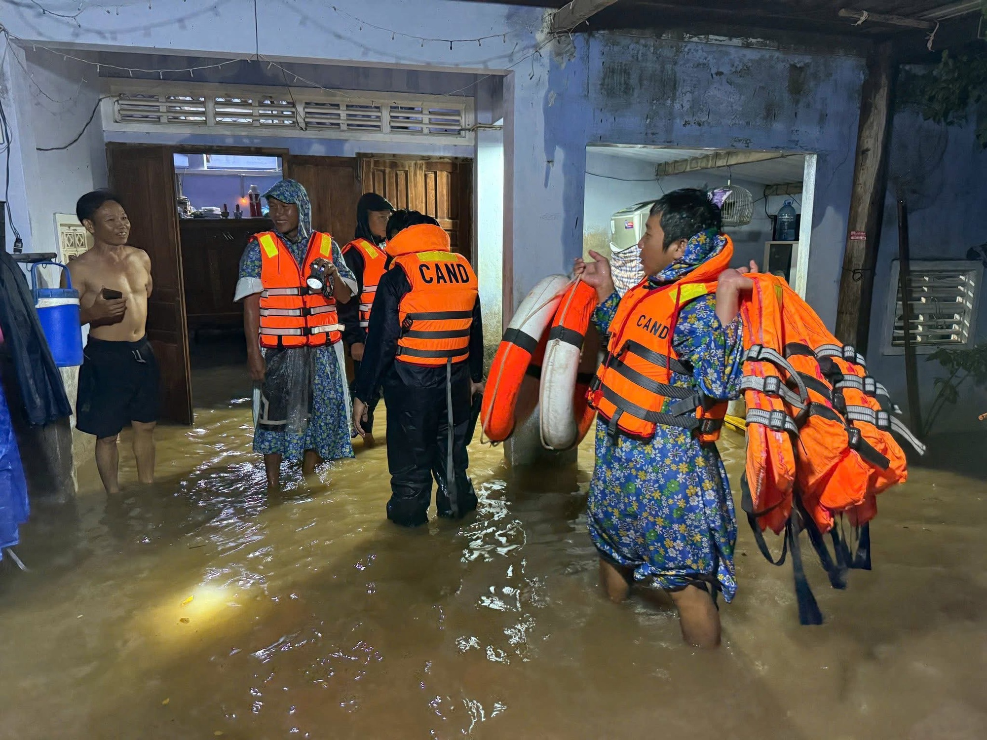 Khánh Hoà: Tình quân - dân khăng khít trong những ngày hoạn nạn vì lũ dữ- Ảnh 6.