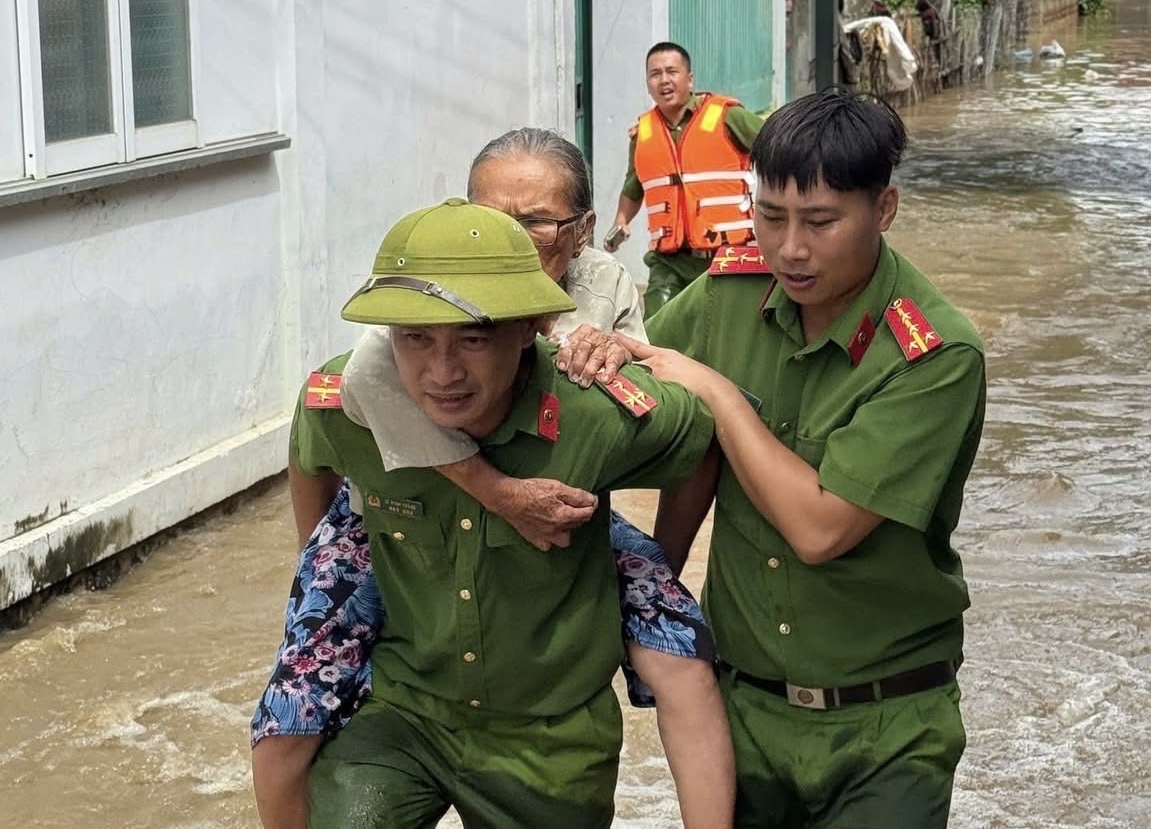 Khánh Hoà: Tình quân - dân khăng khít trong những ngày hoạn nạn vì lũ dữ- Ảnh 7.