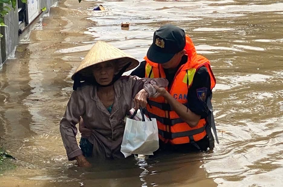 Khánh Hoà: Tình quân - dân khăng khít trong những ngày hoạn nạn vì lũ dữ- Ảnh 9.
